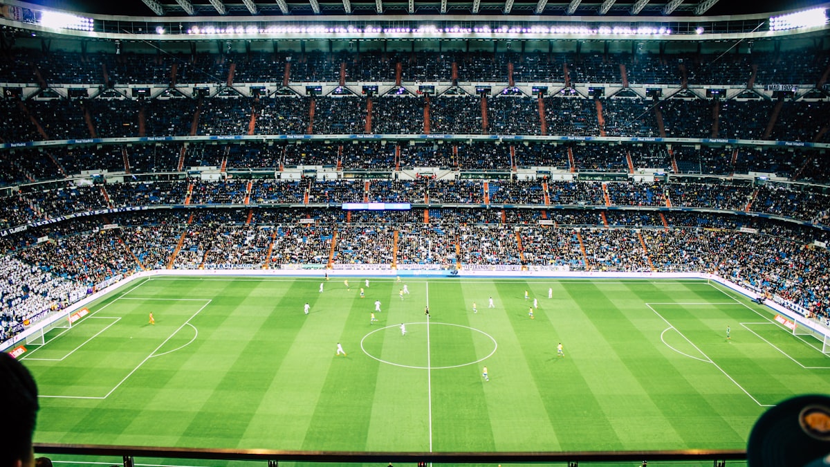 世界杯比赛直播主画面，显示球场全景与实时比分