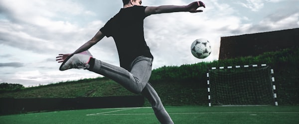 巴西队与德国队激烈对抗的球场瞬间